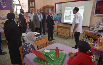 محافظ بورسعيد يتفقد المدارس