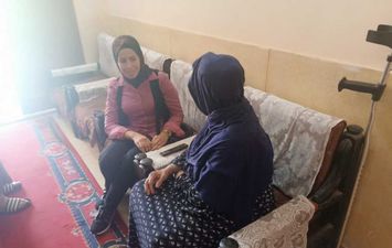 محررة أهل مصر مع إحدى السيدات داخل دار المسنين في قنا