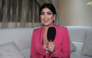 ملكة جمال المغرب تعتذر عن إساءتها للمصريات : هتفضلوا حلوين