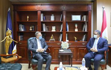وزير السياحة والآثار يلتقي بسفير الدنمارك في القاهرة