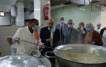 رئيس جامعة المنيا يتابع تجهيز وتغلف الوجبات الغذائية بالمطعم المركزي استعداداً لتوزيعها علي طلاب المدن الجامعية
