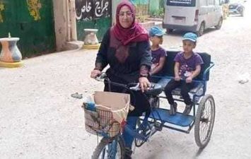 سيدة تعمل على دراجة لتوصيل الطلبات بالإسكندرية 