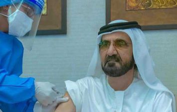 محمد بن راشد يتلقى لقاح فيروس كورونا