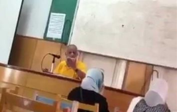 أستاذ جامعي أهان القرآن الكريم
