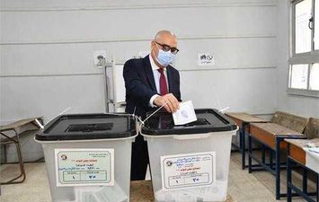 وزير الإسكان يدلى بصوته في انتخابات مجلس النواب