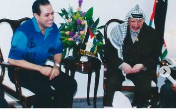 حكيم مع الرئيس الراحل ياسر عرفات 