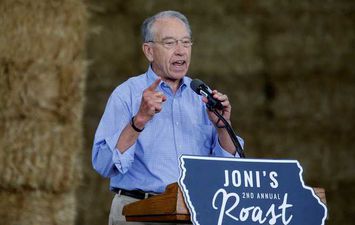 إصابة السيناتور الأمريكي تشاك جراسلي بفيروس كورونا