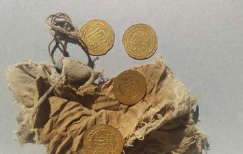  اكتشاف ٢٨ دينارا من الذهب و٥ قطع صغيرة من دنانير من العصر العباسي بالفيوم 
