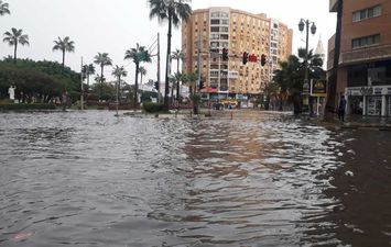 الأمطار الغزيرة تُغرق الشوارع والميادين بالإسكندرية