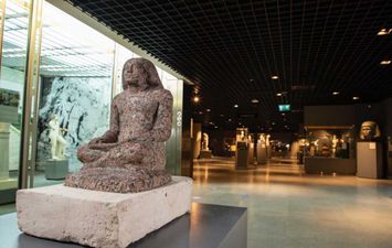 تمثال الكاتب المصري في عصر الدولة القديمة 