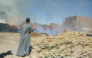 حريق بمخلفات زراعية في قنا 