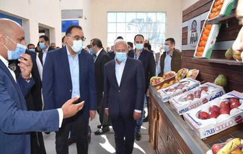 رئيس الوزراء يتفقد بازار بورسعيد الجديد 