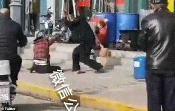 رجل يضرب زوجته حتى الموت