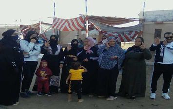 سيدات قرى غرب بورسعيد أمام اللجنة الانتخابية