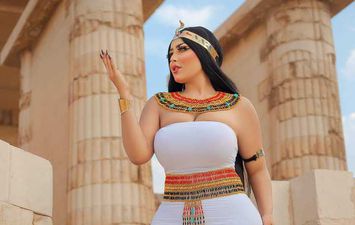 شرطة السياحة والآثار تبدأ فحص صور ارتداء فتاة زي فرعوني في سقارة