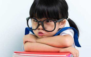 كيف تكتشف أن طفلك يحتاج إلي نظارة