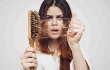 علاج تساقط الشعر في المنزل 
