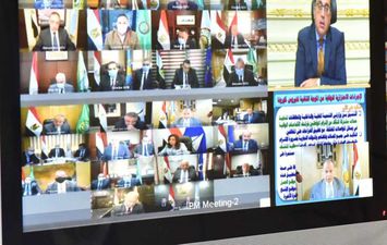 محافظ أسيوط ورئيس الوزراء عبر الفيديو كونفرانس 