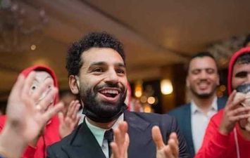 محمد صلاح يرقص على &quot;فرتكة فرتكة&quot; فى فرح شقيقه (صور)