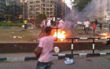 مواطن يحاول حرق نفسه بميدان التحرير