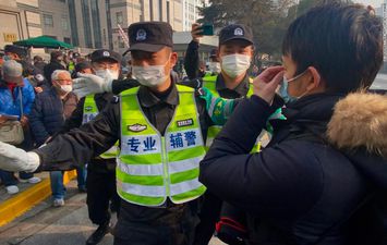 سجن الصحفي الصيني الذي كشف عن تفشي كورونا في ووهان 4 سنوات (فيديو)