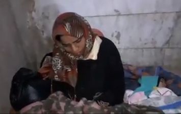 استجابة لـ&quot;أهل مصر&quot; توفير مأوي لسيدة تنام بطفلتها في شوارع قفط 