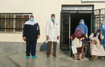 المتعافون من كورونا اثناء خروجهم من المستشفى 