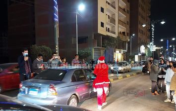 بابا نويل يوزع الهدايا علي آهالي شبين الكوم