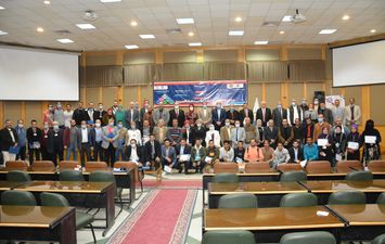 تكريم الأعضاء المشاركين في أعمال القافلة التنموية بجامعة أسيوط