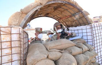 رئيس الأركان يتفقد معسكر إعداد وتأهيل مقاتلى شمال سيناء بالجيش الثانى الميدانى