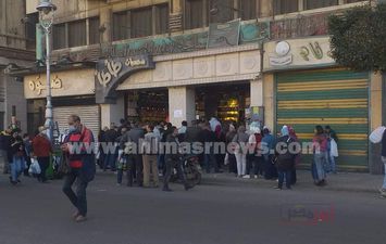 زحام أمام محلات بيع &quot;المسلّيات&quot; بالإسكندرية