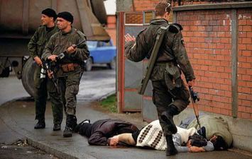 صورة لدهس جندي لجثة في حرب البوسنة