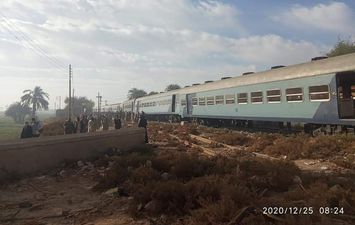 عودة حركة القطارات بعد توقفها لخروج قطار عن القضبان في قنا
