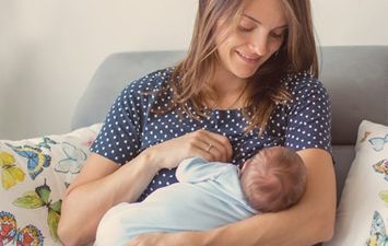 فوائد الرضاعة الطبيعية للأم..أهمها انقاص وزنك 