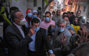 محافظ الإسكندرية يتواجد داخل منطقة قشوع للإستماع لشكاوى المواطنين 