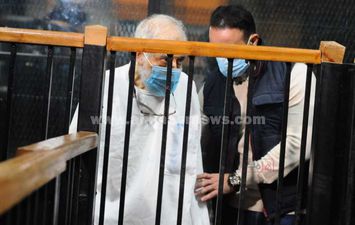 أول صور للإرهابي محمود عزت داخل القفص أثناء محاكمته في أحداث مكتب الإرشاد