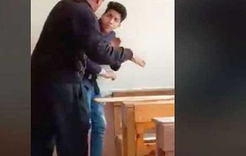 مدرس يعتدي بالضرب على طالب- أرشيفية