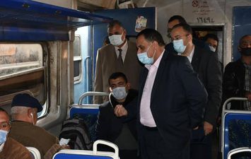 . رئيس السكة الحديد يتفقد القطارات ومحطة القاهرة 