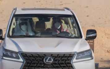ولي العهد السعودي يصطحب أمير قطر في جولة خاصة بسيارته 