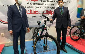 وزير الشباب والرياضة يسلم دراجات المرحلة الثالثة من مبادرة &quot; دراجتك.. صحتك &quot;