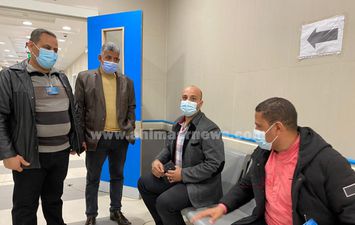 أول الحاصلين على تطعيم لقاح كورونا من الأطقم الطبية بمستشفى أبو خلفية