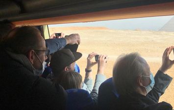  ١٥٠ إعلاميا اجنبيا يزورن أهرامات الجيزة