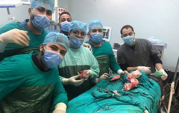 جراحة نادرة بمستشفيات جامعة المنيا لاستئصال توأم مسخي ملتصق لطفلة في أسبوعها الأول لأم مصابة بكرورنا