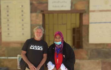 أول زائر لمعبد إيزيس بعد افتتاحه من أستراليا