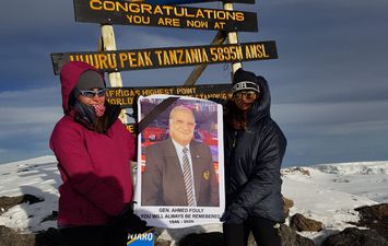 منسقة المؤسسة الإنسانية للتايكوندو ترفع صورة الراحل &quot;أحمد فولي&quot; على قمة جبل كليمنجارو