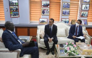 السفير المصري في جوبا يلتقي وزير الإعلام والاتصالات الجنوب سوداني