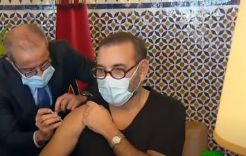 العاهل المغربي يتلقى أول جرعة من لقاح كورونا