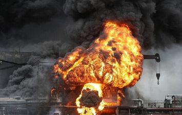 لحظة وقوع انفجار ضخم بتكساس الأمريكية إثر اصطدام شاحنة بقطار محمل بالوقود (فيديو)