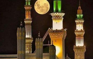 تعامد القمر على المسجد النبوي في نفس لحظة تعامده على الكعبة المشرفة.. ومغردون: البدر يضئ مدينة النور