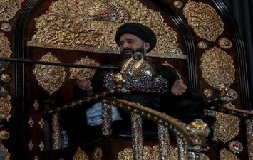 رجل الدين العراقي على منبره الذهبي